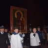 Ministranci niosą ikonę Matki Bożej do kościoła w Regnowie