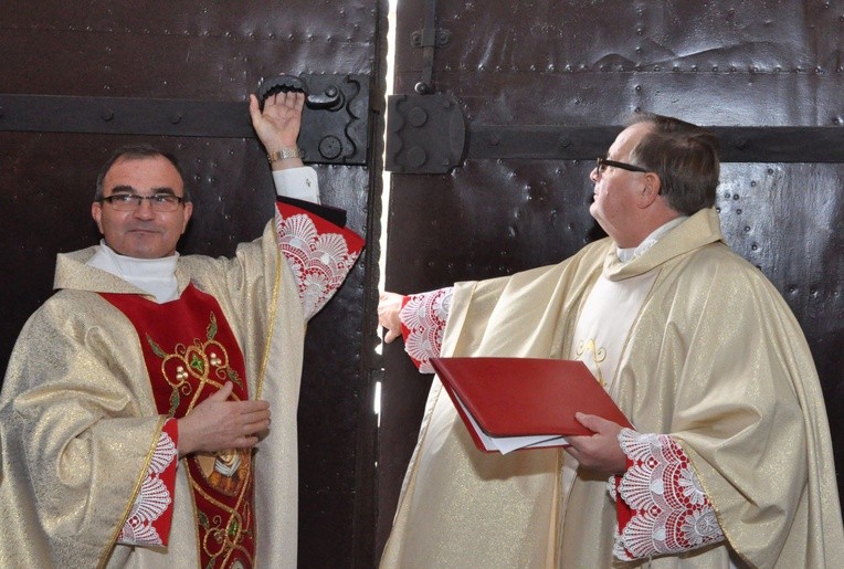 Szczepanów, santkuarium św. Stanisława BM. Ks. Jan Gębarowski (z lewej) zamyka Bramę Miłosierdzia. Z prawej ks. Władysław Pasiut, kustosz sanktuarium w Szczepanowie. 