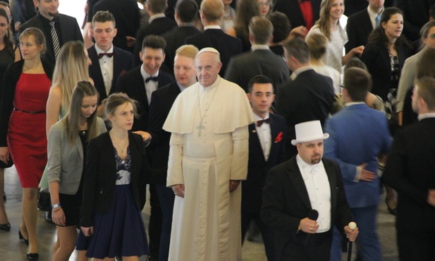 Papież Franciszek bawi się z młodymi ŚDM