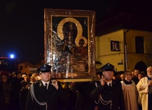 Strażacy niosą obraz Matki Bożej w procesji do sanktuarium
