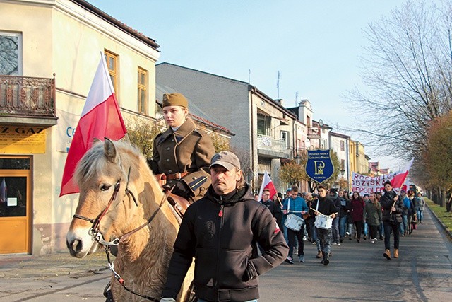 	Młodzież z „Pijarskiej” w marszu patriotycznym ulicami Łowicza.