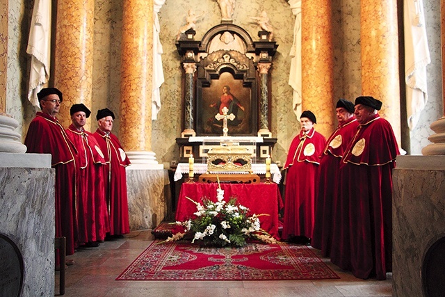 Kawalerowie Konfraterni św. Wiktorii przy relikwiach  w kaplicy jej imienia.
