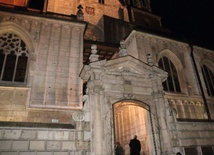 Szczątki pary prezydenckiej opuściły Wawel