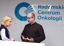 Izabela Leśkiewicz i ks. Damian Fołtyn zgodnie twierdzą, że chorzy czekają na spotkania i rozmowy. Chcą rozmawiać o wszystkim, nie tylko o swej chorobie.