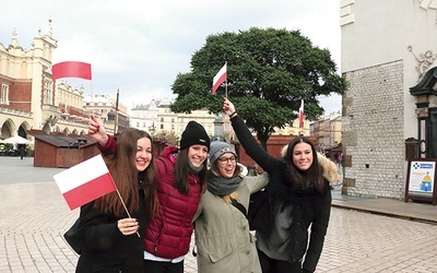 W marszu brali udział także goście z zagranicy. Na zdjęciu: grupa Włoszek pozuje na Rynku Głównym z chorągiewkami w polskich barwach narodowych.