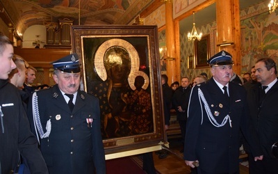 Strażacy wnoszą obraz Matki Bożej do kościoła w Wilkowie