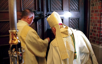 Na zakończenie Mszy św. abp Henryk Hoser symbolicznie zamknął Święte Drzwi.