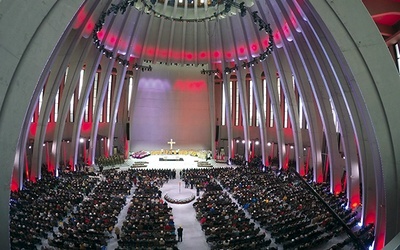 W uroczystościach otwarcia świątyni wzięło udział kilkanaście tysięcy wiernych z całej Polski.
