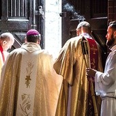 Bp Jan Kopiec zamyka drzwi w bocznej kaplicy katedry, które przez rok były Bramą Miłosierdzia.