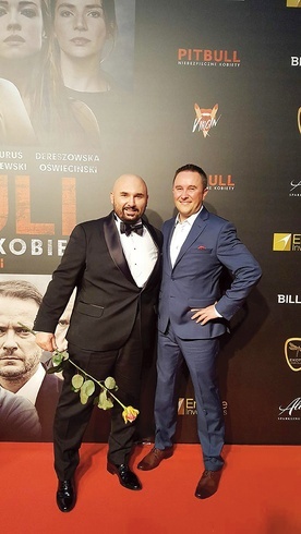 ►	Patryk Vega i ks. Waldemar Maliszewski podczas premiery „Pitbulla”.