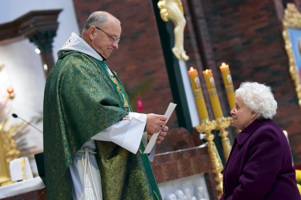 Przełożona Maria Pęk w procesji z darami przyniosła akt erygujący.