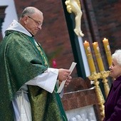 Przełożona Maria Pęk w procesji z darami przyniosła akt erygujący.