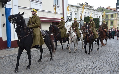 ▲	Grupy rekonstrukcyjne podczas obchodów niepodległościowych.