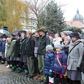 ▲	Ceremonia przy Płycie Nieznanego Żołnierza z udziałem władz miasta, starostwa i samorządu wojewódzkiego oraz pocztów sztandarowych, grup rekonstrukcyjnych i harcerzy.