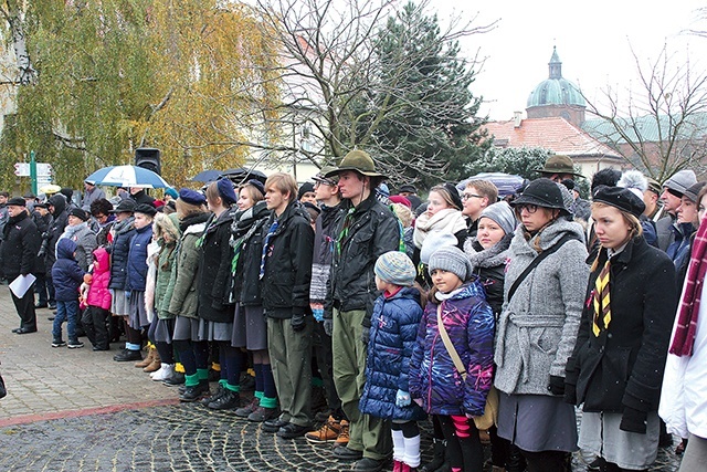 ▲	Ceremonia przy Płycie Nieznanego Żołnierza z udziałem władz miasta, starostwa i samorządu wojewódzkiego oraz pocztów sztandarowych, grup rekonstrukcyjnych i harcerzy.