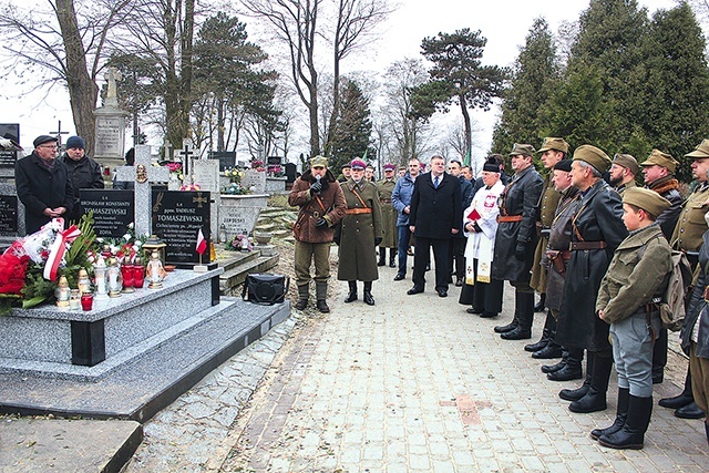 ▲	W uroczystości uczestniczyli m.in. rodzina bohatera i stowarzyszenia historyczne i rekonstrukcyjne.