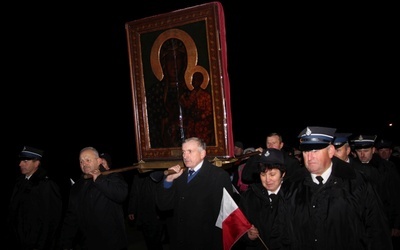 Obraz Matki Bożej Częstochowskiej nieśli strażacy i przedstawiciele każdej miejscowości wchodzącej w skład parafii