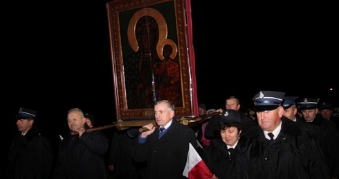 Obraz Matki Bożej Częstochowskiej nieśli strażacy i przedstawiciele każdej miejscowości wchodzącej w skład parafii