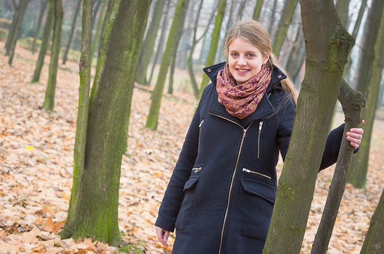  Wisi na krzyżu obok, współcierpi ze mną