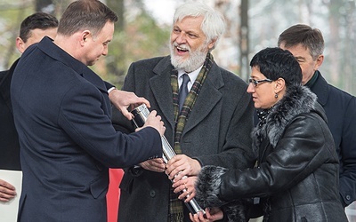 Prezydent Andrzej Duda i Krzysztof Jaraczewski, dyrektor muzeum i wnuk Marszałka, z aktem erekcyjnym Muzeum Józefa Piłsudskiego.