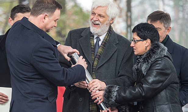 Prezydent Andrzej Duda i Krzysztof Jaraczewski, dyrektor muzeum i wnuk Marszałka, z aktem erekcyjnym Muzeum Józefa Piłsudskiego.