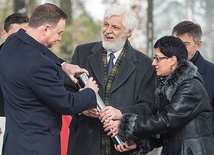 Prezydent Andrzej Duda i Krzysztof Jaraczewski, dyrektor muzeum i wnuk Marszałka, z aktem erekcyjnym Muzeum Józefa Piłsudskiego.