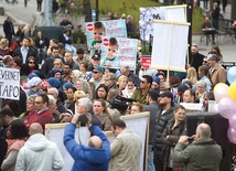 Imigranci żyjący w Norwegii protestują przeciwko praktykom urzędu ochrony dzieci (Oslo, kwiecień 2016).