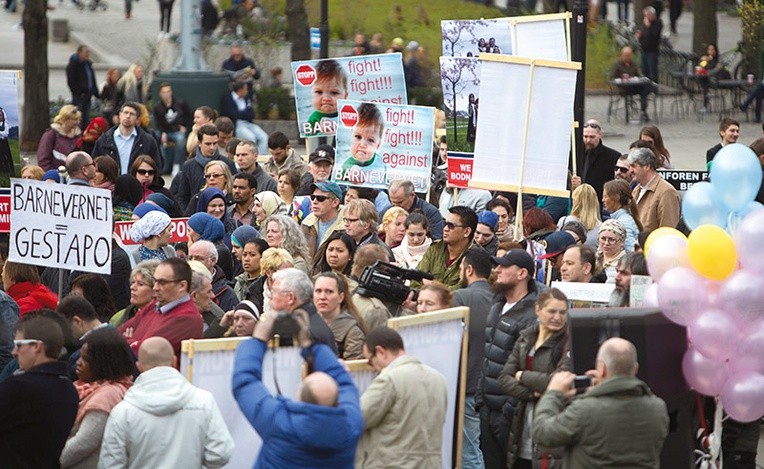 Imigranci żyjący w Norwegii protestują przeciwko praktykom urzędu ochrony dzieci (Oslo, kwiecień 2016).