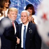 Kontrowersyjny  Donald Trump postawił na konserwatywnych współpracowników  – wiceprezydent Michael Pence (z lewej) daje nadzieję na całkiem sensowny gabinet.