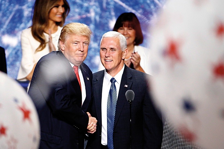 Kontrowersyjny  Donald Trump postawił na konserwatywnych współpracowników  – wiceprezydent Michael Pence (z lewej) daje nadzieję na całkiem sensowny gabinet.