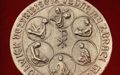 Na odwrocie medalu "Dei Regno Servire" wyobrażono uczynki miłosierne co do ciała.
