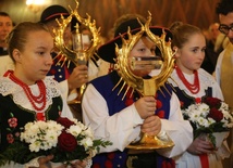 Relikwiarze do świątyni wniosły delegacje młodzieży i rodzin w regionalnych strojach