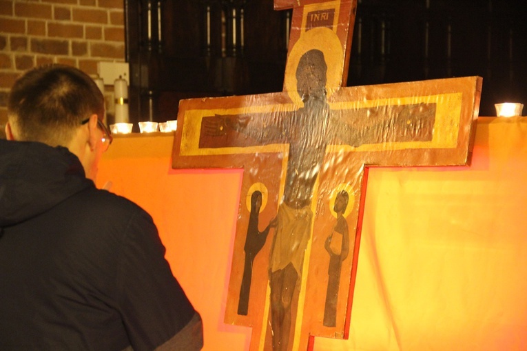 Wokół krzyża na zakończenie Forum