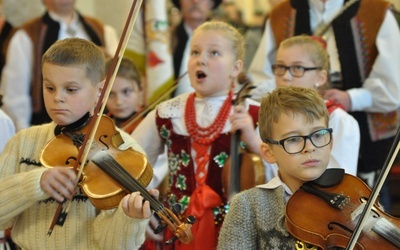 Na Mszy św. grali mniejsi i więksi górale z Ochotnicy.