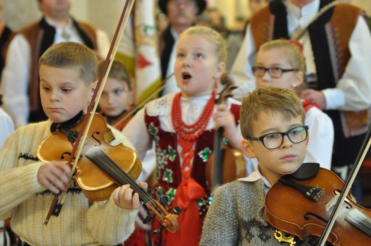 Na Mszy św. grali mniejsi i więksi górale z Ochotnicy.