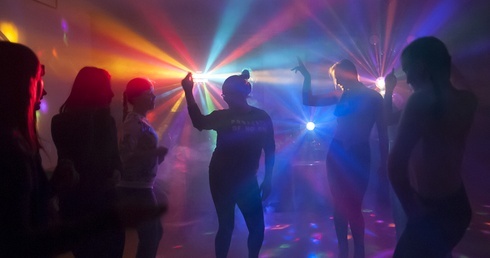 Pomaganie w rytmie disco