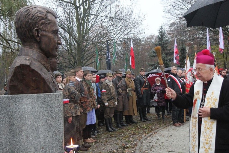 Odłonięcie pomników Żołnierzy Niezłomnych