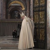 Papież zamknął Drzwi Święte w Watykanie