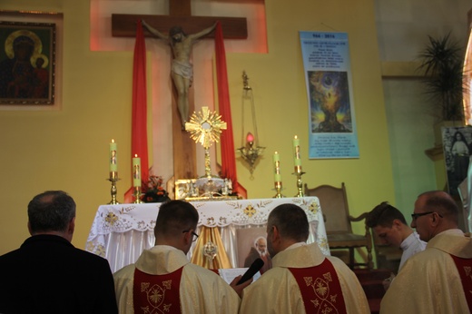 W rawskiej parafii aktu dokonano przed Najświętszym Sakramentem i przy relikwiach bł. o. Honorata Koźmińskiego