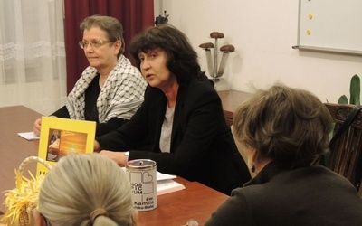 Lek. med. Anna Byrczek (z lewej) i psycholog Genowefa Mika podczas hospicyjnego dnia otwartego