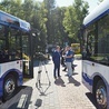 	Sukces zakopiańskiego burmistrza (stoi między autobusami) to bezapelacyjnie wprowadzenie komunikacji miejskiej.