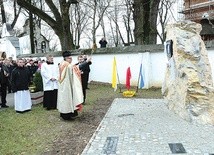 Pamiątkowy obelisk będzie przypominał o związkach parafii z bł. ks. Władysławem Bukowińskim.