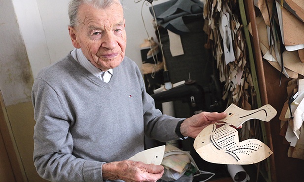 Pan Tadeusz prezentuje formy, za pomocą których krojono dawniej skórę na cholewki.