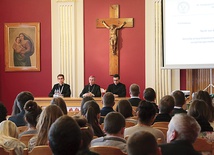 ▲	W sympozjalnych spotkaniach uczestniczyli klerycy i profesorowie WSD oraz świeccy. Na zdjęciu: bp Jan Wątroba.
