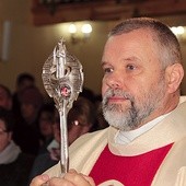 Relikwie bł. o. Honorata Koźmińskiego wprowadził do parafii o. Ryszard Gumkowski.