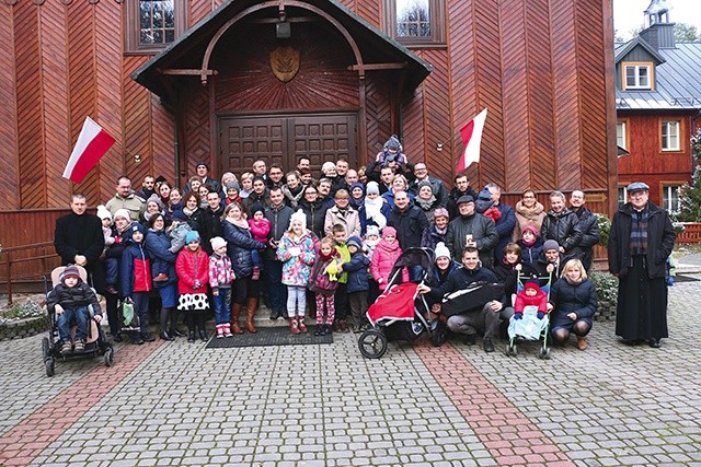 Rodziny uczestniczące w rekolekcjach Domowego Kościoła w Serpelicach.