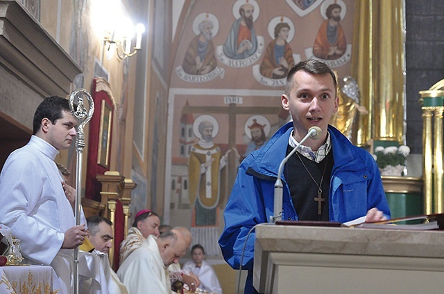 ▲	– Proszę wszystkich o modlitwę – mówił po posłaniu Marek Sacha.