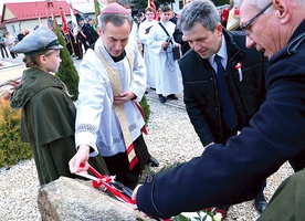 ▲	Obelisk odsłonili bp Stanisław Salaterski, prezes Wiesław Głowa i burmistrz Zbigniew Mączka.