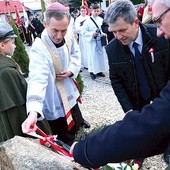 ▲	Obelisk odsłonili bp Stanisław Salaterski, prezes Wiesław Głowa i burmistrz Zbigniew Mączka.