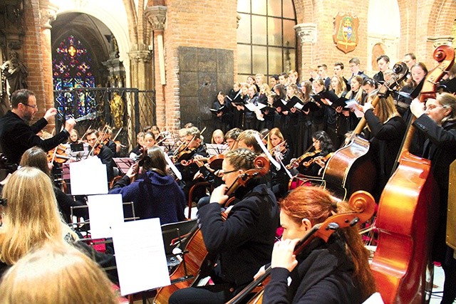 ▲	Po Eucharystii odbył się m.in. koncert uwielbienia.